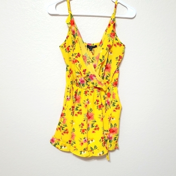 One clothing romper, floral, spaghetti straps ,size Medium runs smaller,… - Picture 1 of 9